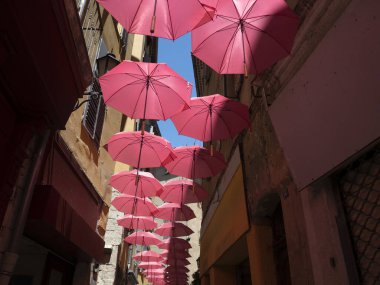 Grasse Fransa Pembe Şemsiyeler Sokağı