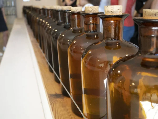 Viele Essenz Parfüm Alte Flaschen Fabrik Detail — Stockfoto