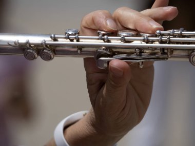 Kadın elleri çapraz flüt detayı çalıyor