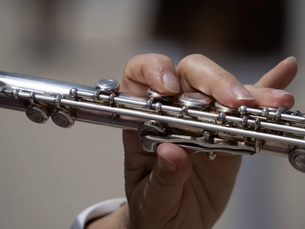 Mulheres Mãos Tocando Detalhe Flauta Transversal — Fotografia de Stock