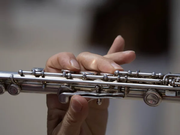 Mulheres Mãos Tocando Detalhe Flauta Transversal — Fotografia de Stock