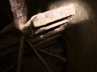 Fabrikanın içindeki klasik parfüm mantarı.