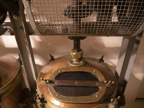 винтажные парфюмерные аламбик внутри завода подробно