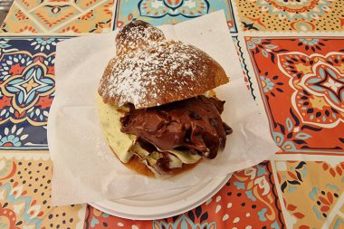 Sicilyalı dondurmalı tatlı tatlı.