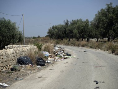 Sicilya Yolu 'ndaki çöpler.