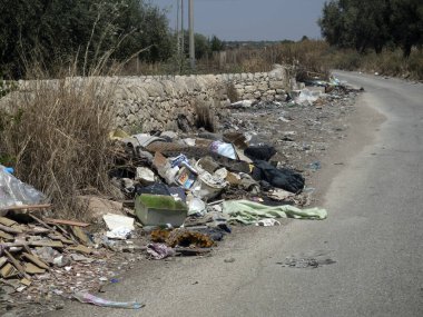 Sicilya Yolu 'ndaki çöpler.