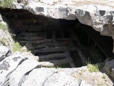 Antik Cava d 'ispica yeraltı mezarları larderia mağarası Sicilya