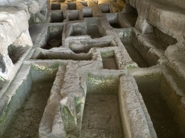 Antik Cava d 'ispica yeraltı mezarları larderia mağarası Sicilya