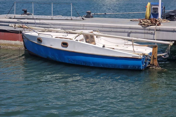 Ormeggiato Barca Vela Danneggiata Dopo Tempesta Tempesta Uragano — Foto Stock