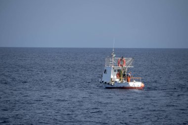 Akdeniz 'de balıkçıyla küçük bir balıkçı teknesi.