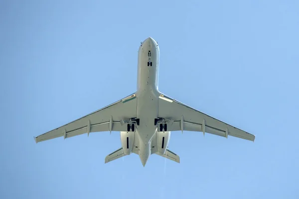 Jato Avião Durante Aterrissagem Vista Inferior — Fotografia de Stock