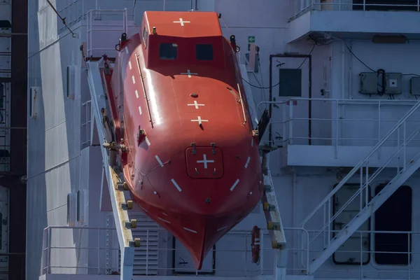 Tanker Konteynırı Kargo Gemisi Kırmızı Cankurtaran Botu Detayı Yaklaşın — Stok fotoğraf