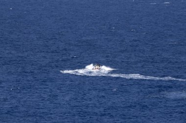 İnsanlar güzel Fransa 'da muz teknesinde eğleniyor.