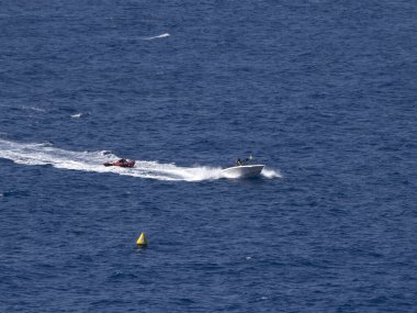 İnsanlar güzel Fransa 'da muz teknesinde eğleniyor.