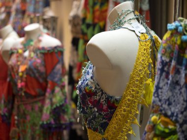 Markette nakış işi, Hint tarzı kadın giysisi ayrıntıları.