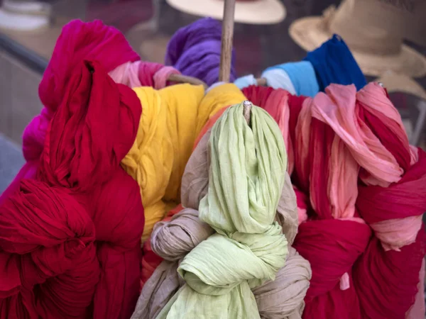 Many Different Colors Scarfes Market Detail — Stock Photo, Image
