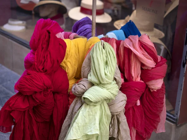 Many Different Colors Scarfes Market Detail — Fotografia de Stock