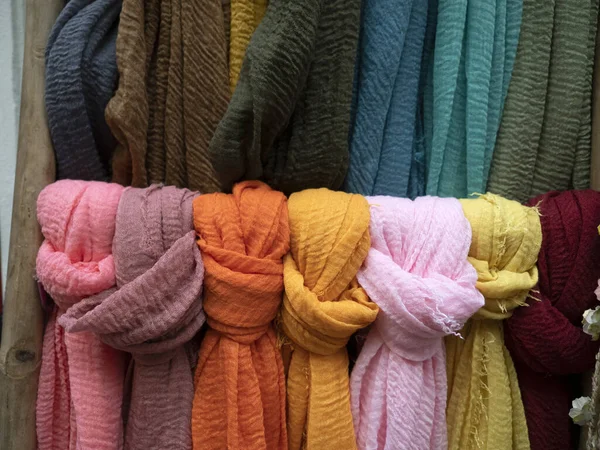 Many Different Colors Scarfes Market Detail — Stock Photo, Image