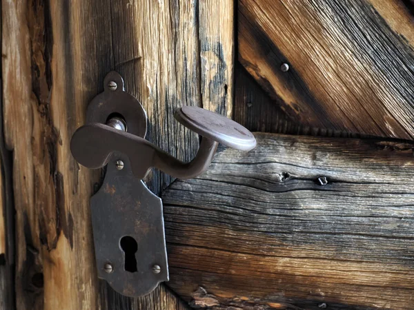 Old Mountain Hut Cabin Wooden Door Iron Handle Detail — Stock Photo, Image