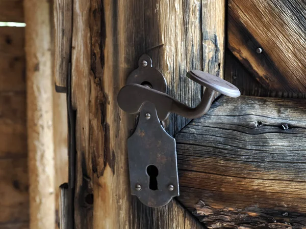 Old Mountain Hut Cabin Wooden Door Iron Handle Detail — Zdjęcie stockowe