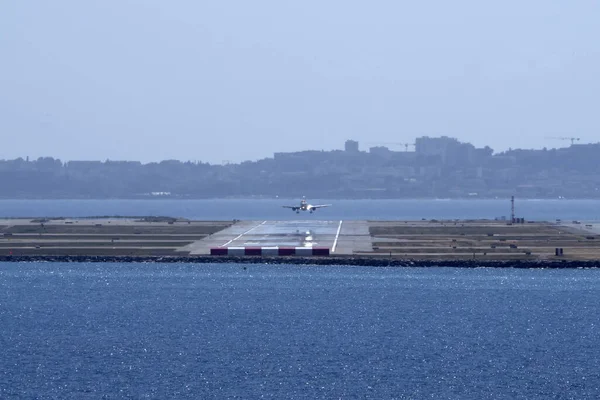 Airplane Landing Nice France Airport Sea — 图库照片