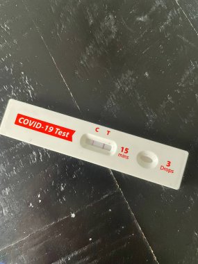 pozitif covid ev kendini test dikey resim