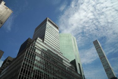 Güneşli bir günde New York City sokak manzaralı gökdelenler