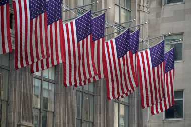 5. Cadde 'deki Amerikan bayrakları New York şehri Manhattan.