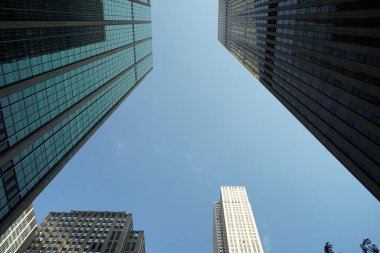 Güneşli bir günde New York City sokak manzaralı gökdelenler