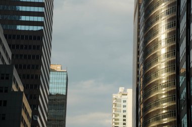 Güneşli bir günde New York City sokak manzaralı gökdelenler