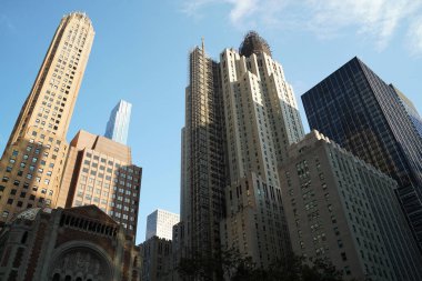 Güneşli bir günde New York City sokak manzaralı gökdelenler
