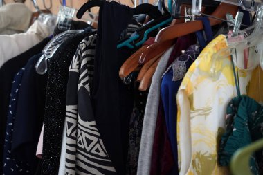 Vintage 'ın bir dükkanda satılık kıyafetlerinin ayrıntıları 