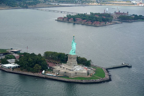 自由女神像纽约曼哈顿直升机游览空中城市风景全景 — 图库照片