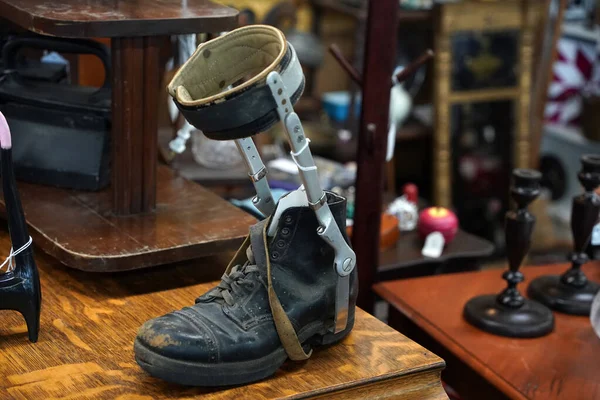 古い医療子供の靴足鉄のサポートの詳細を分割 — ストック写真