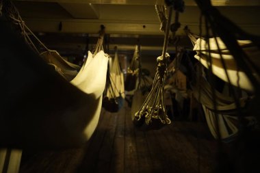 Eski ahşap geminin hamakları