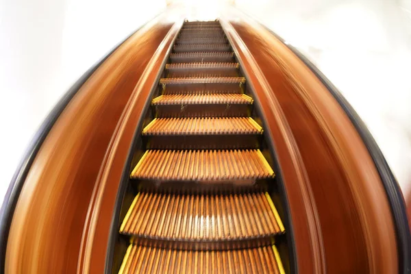 纽约购物中心的老式木制自动扶梯 — 图库照片