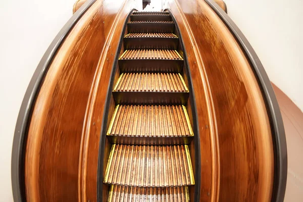 纽约购物中心的老式木制自动扶梯 — 图库照片