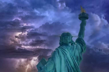 New York 'taki Özgürlük Heykeli. Fırtına arka planda.