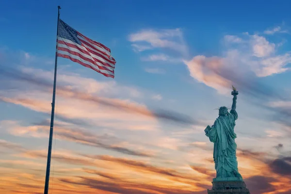 Frihetsgudinnan New York City Usa Vid Solnedgången — Stockfoto