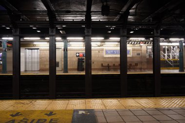 New York Şehri metro istasyonu 51. İstasyon manzarasında hareket eden tren.