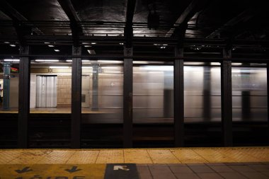 New York Şehri metro istasyonu 51. İstasyon manzarasında hareket eden tren.