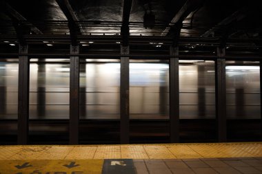 New York Şehri metro istasyonu 51. İstasyon manzarasında hareket eden tren.