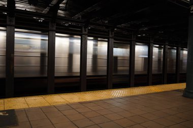 New York Şehri metro istasyonu 51. İstasyon manzarasında hareket eden tren.