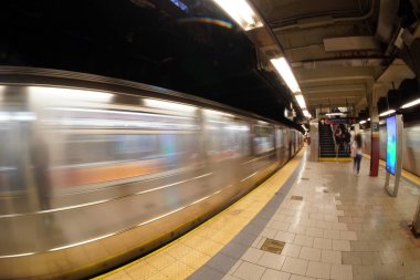New York Şehri metro istasyonu 33. İstasyon manzarasında hareket halindeki tren.