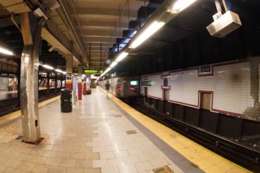 New York Şehri metro istasyonu 33. İstasyon manzarasında hareket halindeki tren.