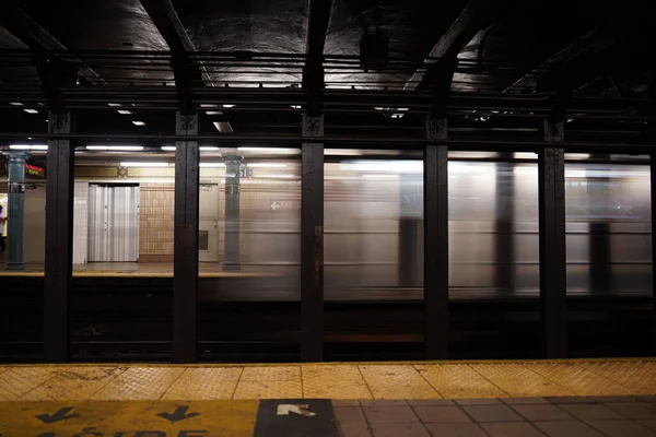 New York City Tunnelbana Flyttar Tåg Vid Stationen Utsikt — Stockfoto