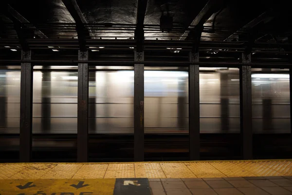 New York City Tunnelbana Flyttar Tåg Vid Stationen Utsikt — Stockfoto