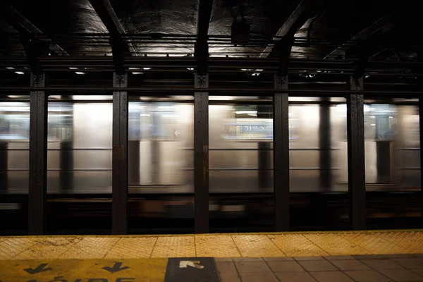 New York City Tunnelbana Flyttar Tåg Vid Stationen Utsikt — Stockfoto