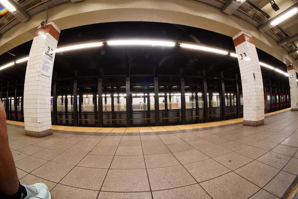 New York Şehri Metro Istasyonu Stasyon Manzarasında Hareket Halindeki Tren — Stok fotoğraf