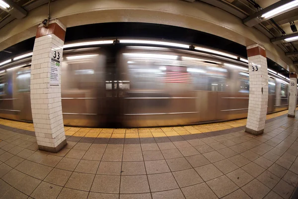New York City Tunnelbana Flyttar Tåg Stationen Utsikt — Stockfoto